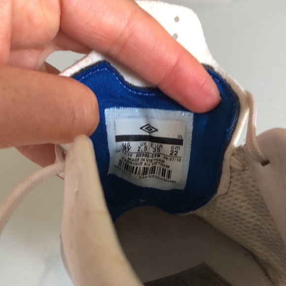 Big kids size 3 Umbro soccer shoes - Picture 7 of 8